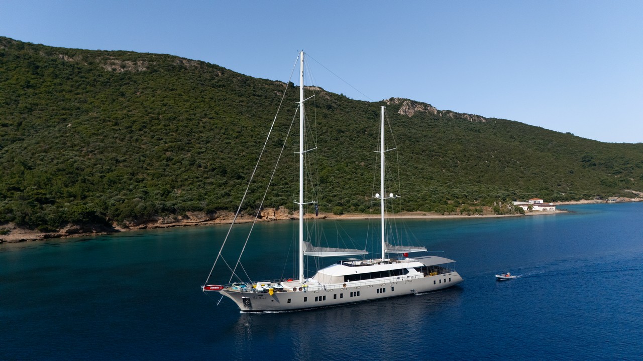 Аренда 7-кабинной яхты уровня De Love стоит ли своих денег