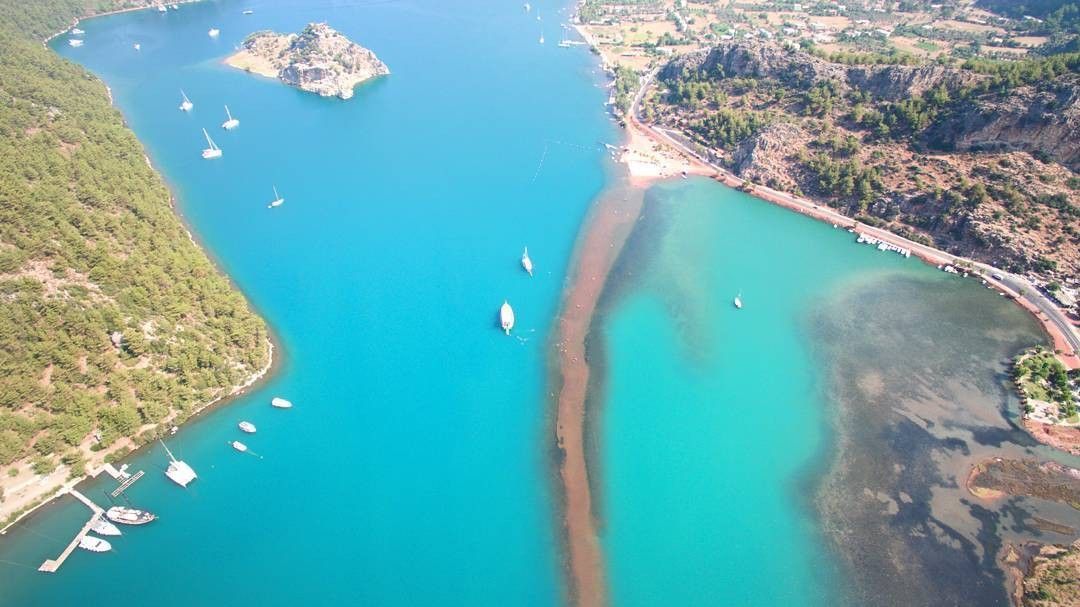 Пляж Кызыкуму — что стоит увидеть во время гулет-прогулки