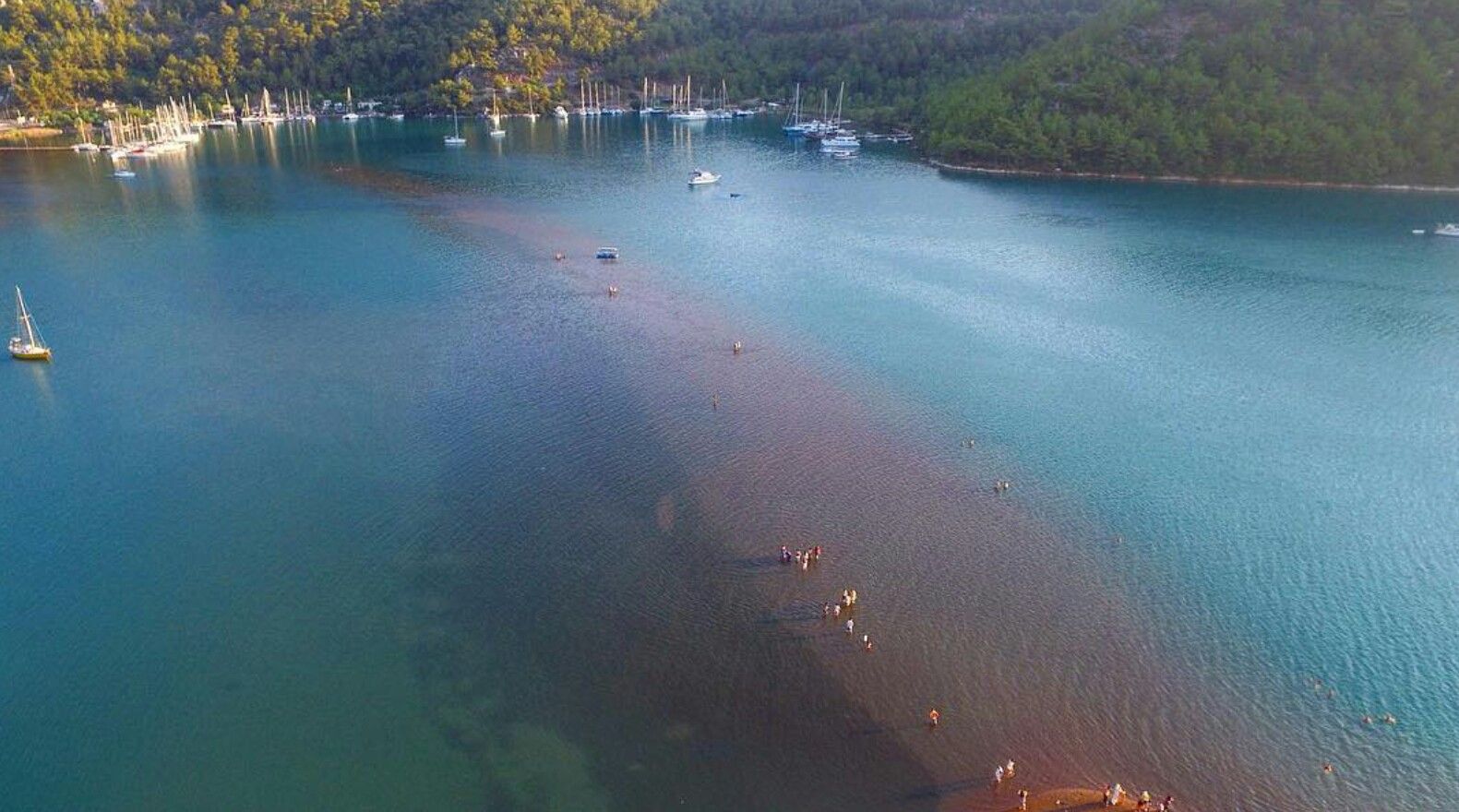 Пляж Кызыкуму — что стоит увидеть во время гулет-прогулки