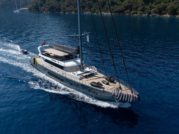 В чём различия между гулетами и траулерами на синих круизах