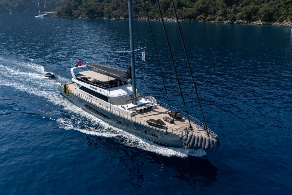 В чём различия между гулетами и траулерами на синих круизах