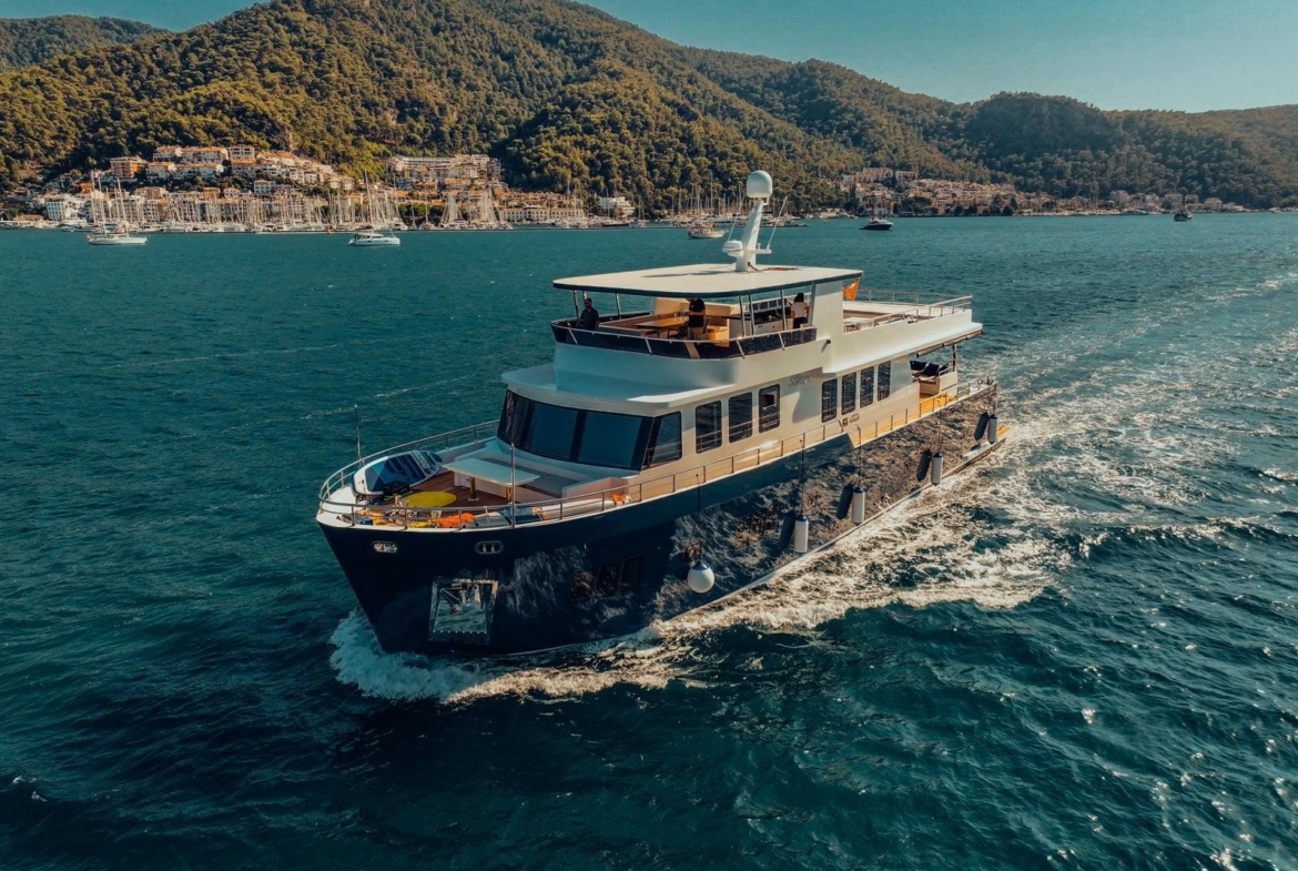 Насладитесь незабываемым морским круизом на BELUGA, современной роскошной моторной яхте 2025 года. 5 кают, 10 гостей, водные развлечения и индивидуальные маршруты по Турции и Греческим островам