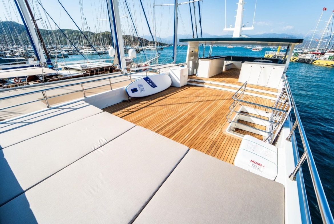 Насладитесь незабываемым морским круизом на BELUGA, современной роскошной моторной яхте 2025 года. 5 кают, 10 гостей, водные развлечения и индивидуальные маршруты по Турции и Греческим островам