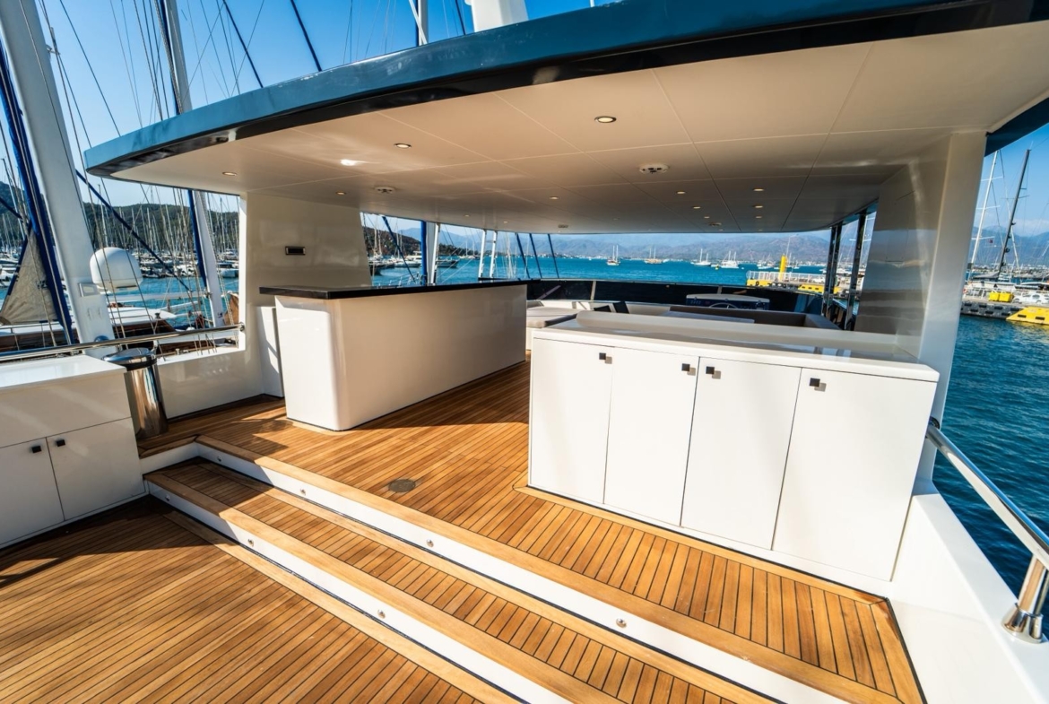 Насладитесь незабываемым морским круизом на BELUGA, современной роскошной моторной яхте 2025 года. 5 кают, 10 гостей, водные развлечения и индивидуальные маршруты по Турции и Греческим островам