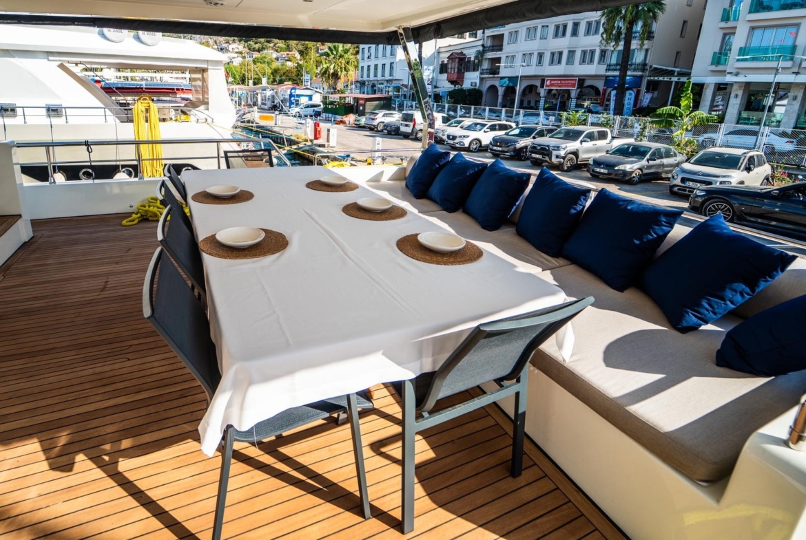 Насладитесь незабываемым морским круизом на BELUGA, современной роскошной моторной яхте 2025 года. 5 кают, 10 гостей, водные развлечения и индивидуальные маршруты по Турции и Греческим островам