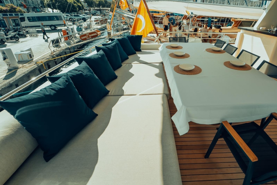 Насладитесь незабываемым морским круизом на BELUGA, современной роскошной моторной яхте 2025 года. 5 кают, 10 гостей, водные развлечения и индивидуальные маршруты по Турции и Греческим островам