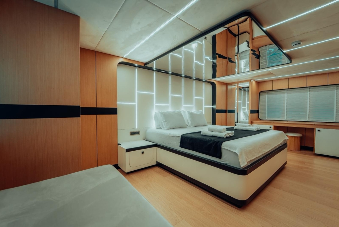 Насладитесь незабываемым морским круизом на BELUGA, современной роскошной моторной яхте 2025 года. 5 кают, 10 гостей, водные развлечения и индивидуальные маршруты по Турции и Греческим островам