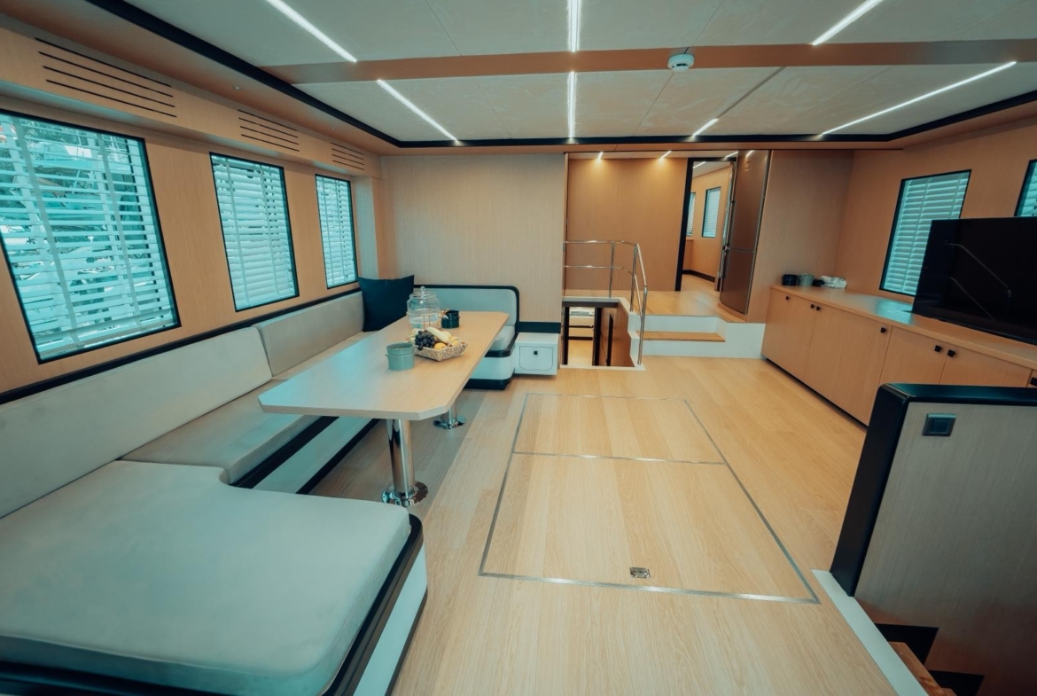 Насладитесь незабываемым морским круизом на BELUGA, современной роскошной моторной яхте 2025 года. 5 кают, 10 гостей, водные развлечения и индивидуальные маршруты по Турции и Греческим островам