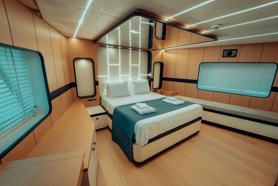 Насладитесь незабываемым морским круизом на BELUGA, современной роскошной моторной яхте 2025 года. 5 кают, 10 гостей, водные развлечения и индивидуальные маршруты по Турции и Греческим островам