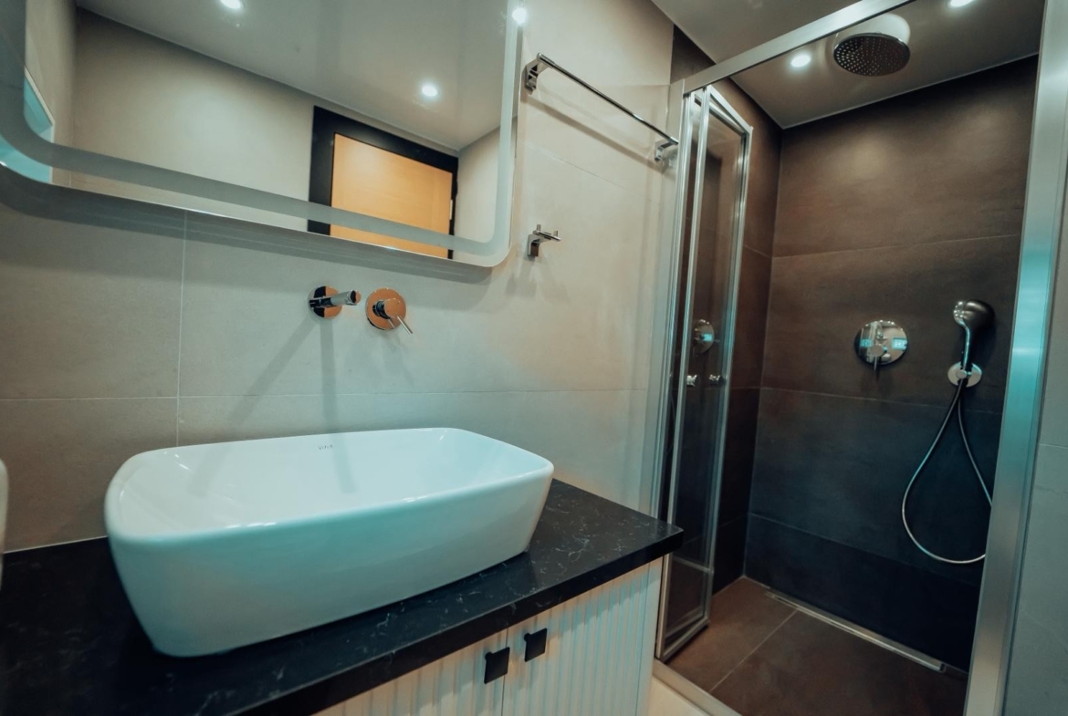 Насладитесь незабываемым морским круизом на BELUGA, современной роскошной моторной яхте 2025 года. 5 кают, 10 гостей, водные развлечения и индивидуальные маршруты по Турции и Греческим островам