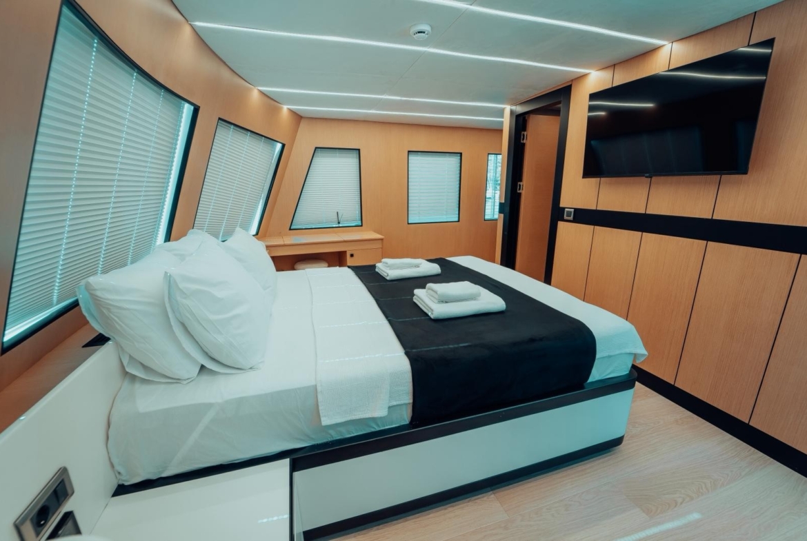 Насладитесь незабываемым морским круизом на BELUGA, современной роскошной моторной яхте 2025 года. 5 кают, 10 гостей, водные развлечения и индивидуальные маршруты по Турции и Греческим островам