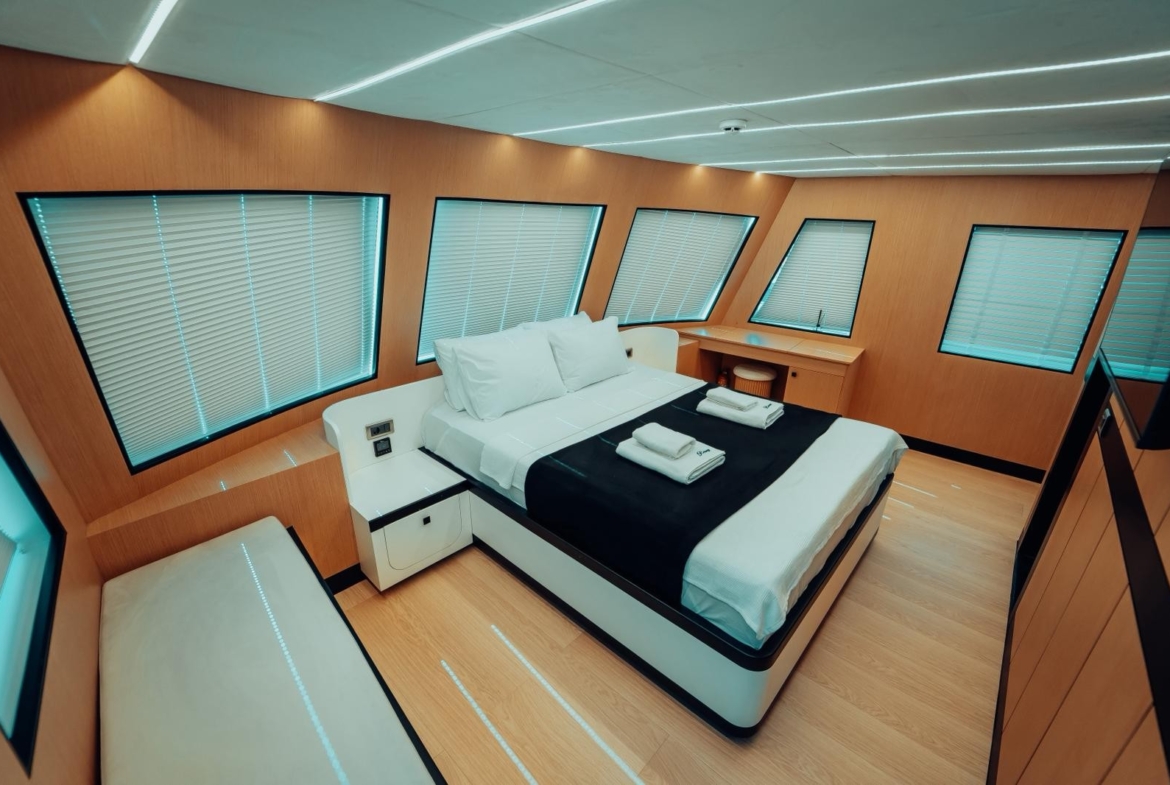 Насладитесь незабываемым морским круизом на BELUGA, современной роскошной моторной яхте 2025 года. 5 кают, 10 гостей, водные развлечения и индивидуальные маршруты по Турции и Греческим островам