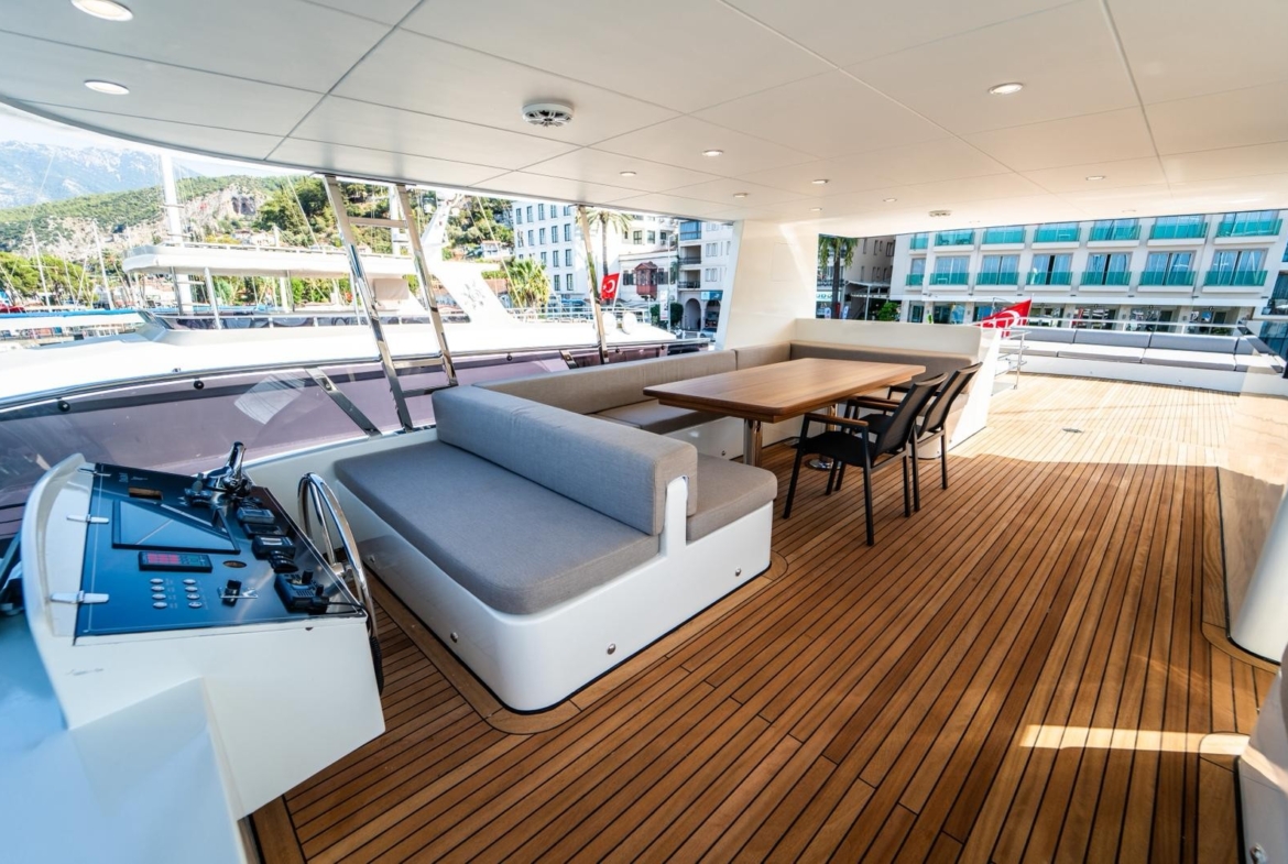 Насладитесь незабываемым морским круизом на BELUGA, современной роскошной моторной яхте 2025 года. 5 кают, 10 гостей, водные развлечения и индивидуальные маршруты по Турции и Греческим островам