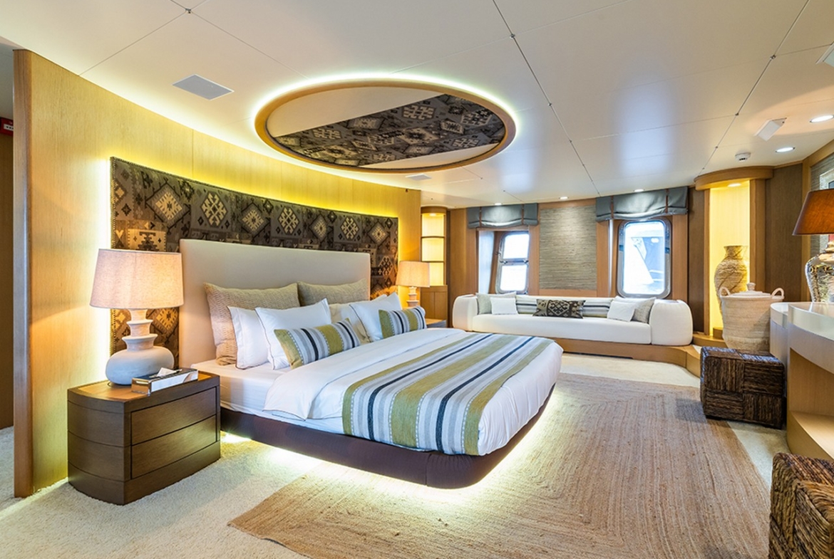 Яхта YAZZ предлагает незабываемый синий круиз по Турции и Греческим островам. 5 кают, 11 гостей, водные виды спорта и приватные маршруты для роскошного отдыха.