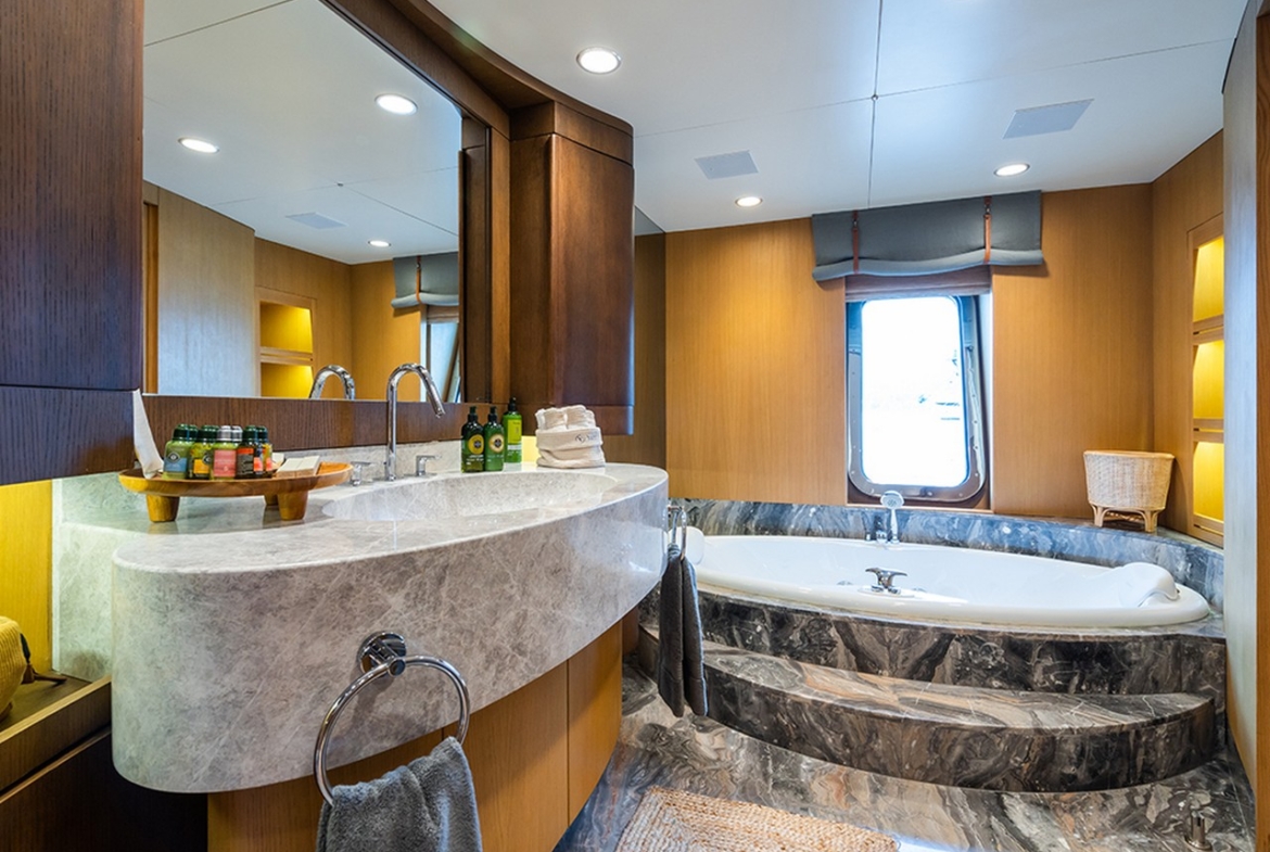 Яхта YAZZ предлагает незабываемый синий круиз по Турции и Греческим островам. 5 кают, 11 гостей, водные виды спорта и приватные маршруты для роскошного отдыха.