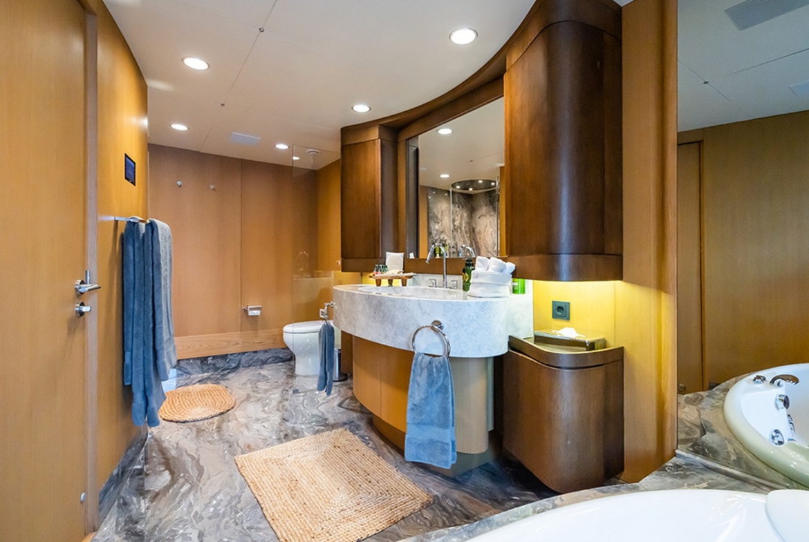 Яхта YAZZ предлагает незабываемый синий круиз по Турции и Греческим островам. 5 кают, 11 гостей, водные виды спорта и приватные маршруты для роскошного отдыха.