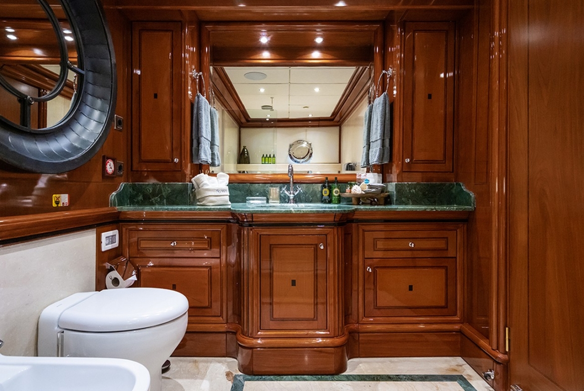 Яхта YAZZ предлагает незабываемый синий круиз по Турции и Греческим островам. 5 кают, 11 гостей, водные виды спорта и приватные маршруты для роскошного отдыха.