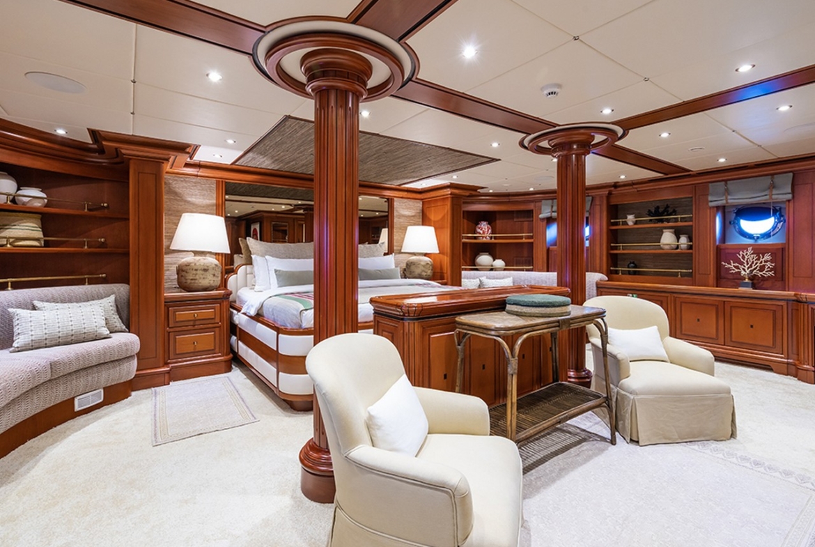 Яхта YAZZ предлагает незабываемый синий круиз по Турции и Греческим островам. 5 кают, 11 гостей, водные виды спорта и приватные маршруты для роскошного отдыха.