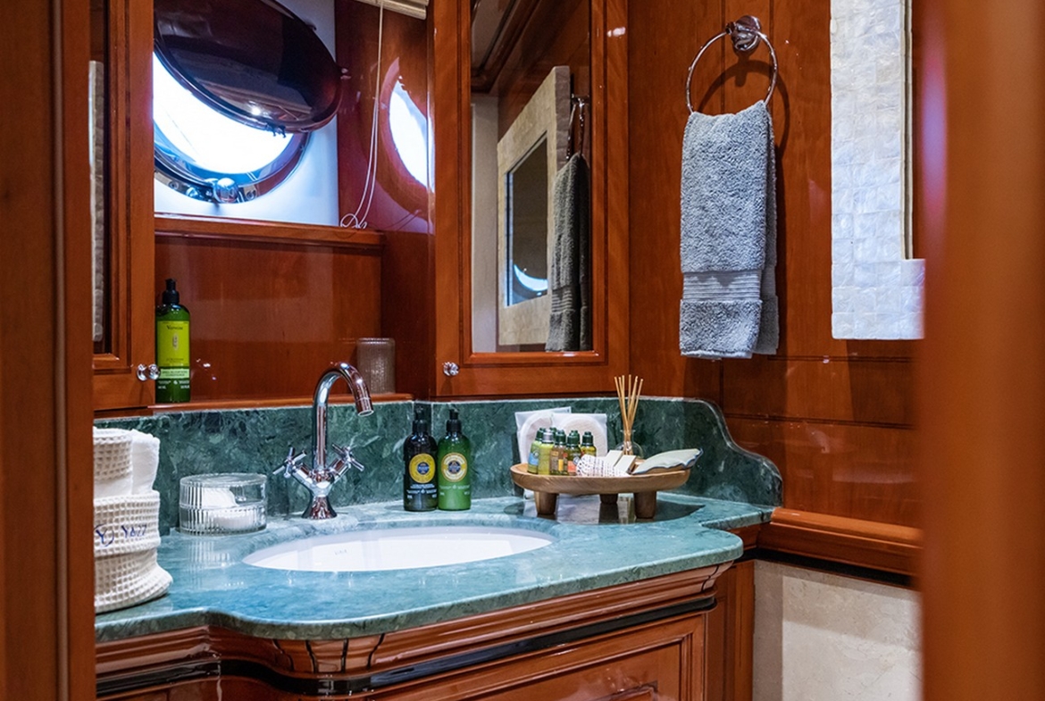 Яхта YAZZ предлагает незабываемый синий круиз по Турции и Греческим островам. 5 кают, 11 гостей, водные виды спорта и приватные маршруты для роскошного отдыха.