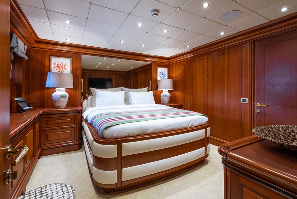 Яхта YAZZ предлагает незабываемый синий круиз по Турции и Греческим островам. 5 кают, 11 гостей, водные виды спорта и приватные маршруты для роскошного отдыха.