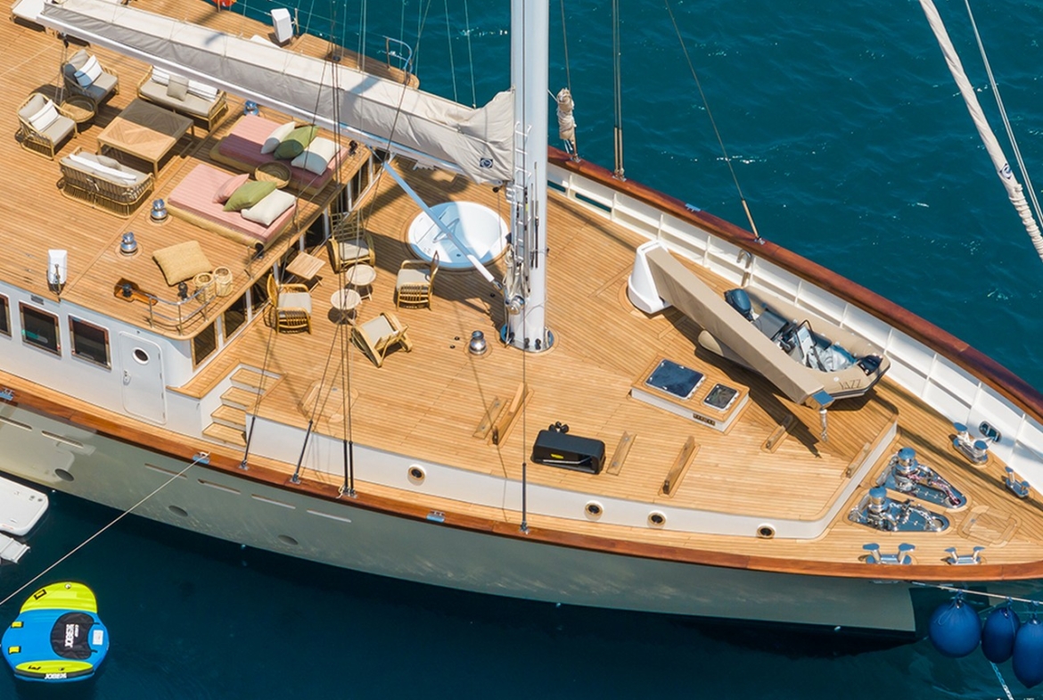 Яхта YAZZ предлагает незабываемый синий круиз по Турции и Греческим островам. 5 кают, 11 гостей, водные виды спорта и приватные маршруты для роскошного отдыха.