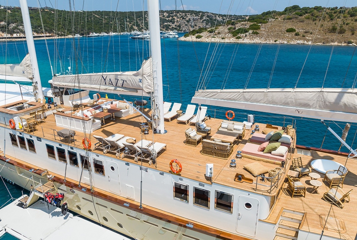 Яхта YAZZ предлагает незабываемый синий круиз по Турции и Греческим островам. 5 кают, 11 гостей, водные виды спорта и приватные маршруты для роскошного отдыха.
