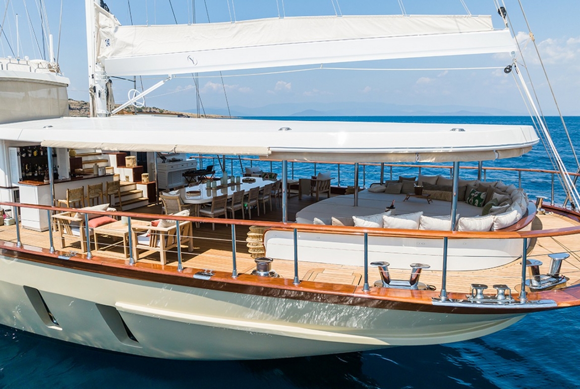 Яхта YAZZ предлагает незабываемый синий круиз по Турции и Греческим островам. 5 кают, 11 гостей, водные виды спорта и приватные маршруты для роскошного отдыха.