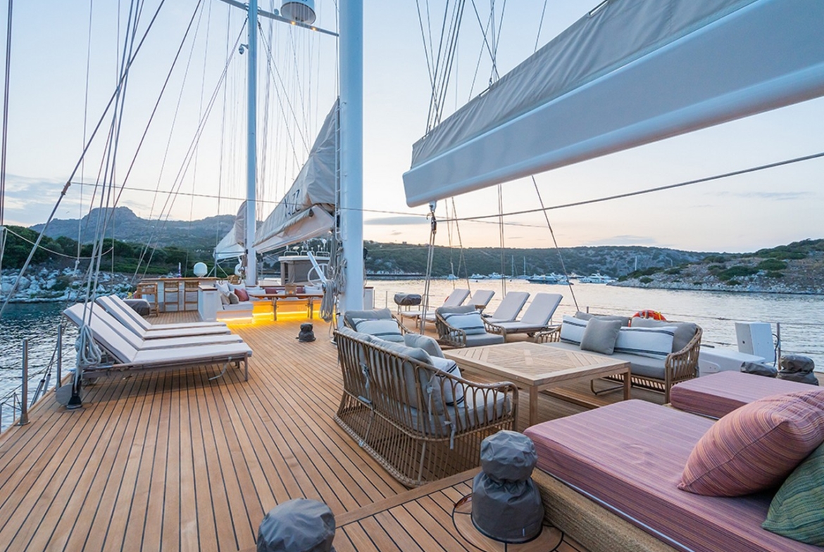 Яхта YAZZ предлагает незабываемый синий круиз по Турции и Греческим островам. 5 кают, 11 гостей, водные виды спорта и приватные маршруты для роскошного отдыха.