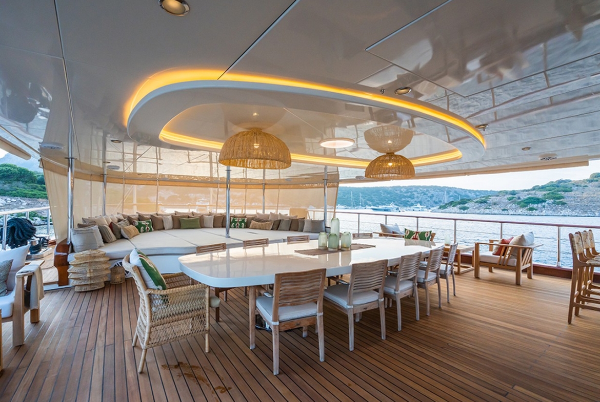 Яхта YAZZ предлагает незабываемый синий круиз по Турции и Греческим островам. 5 кают, 11 гостей, водные виды спорта и приватные маршруты для роскошного отдыха.