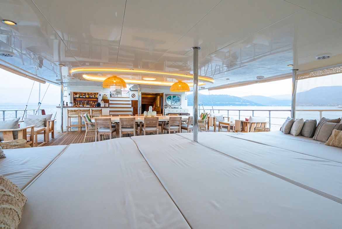 Яхта YAZZ предлагает незабываемый синий круиз по Турции и Греческим островам. 5 кают, 11 гостей, водные виды спорта и приватные маршруты для роскошного отдыха.