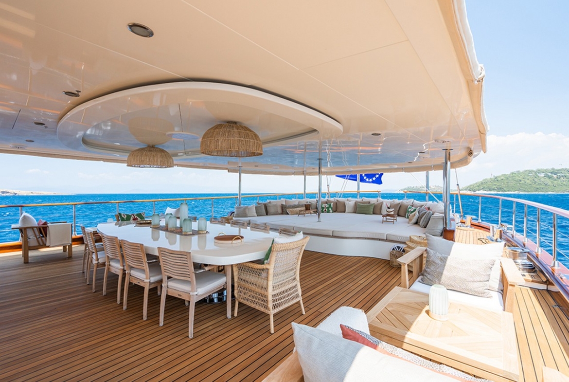 Яхта YAZZ предлагает незабываемый синий круиз по Турции и Греческим островам. 5 кают, 11 гостей, водные виды спорта и приватные маршруты для роскошного отдыха.