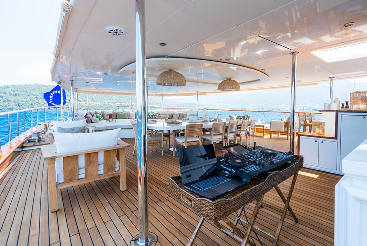 Яхта YAZZ предлагает незабываемый синий круиз по Турции и Греческим островам. 5 кают, 11 гостей, водные виды спорта и приватные маршруты для роскошного отдыха.