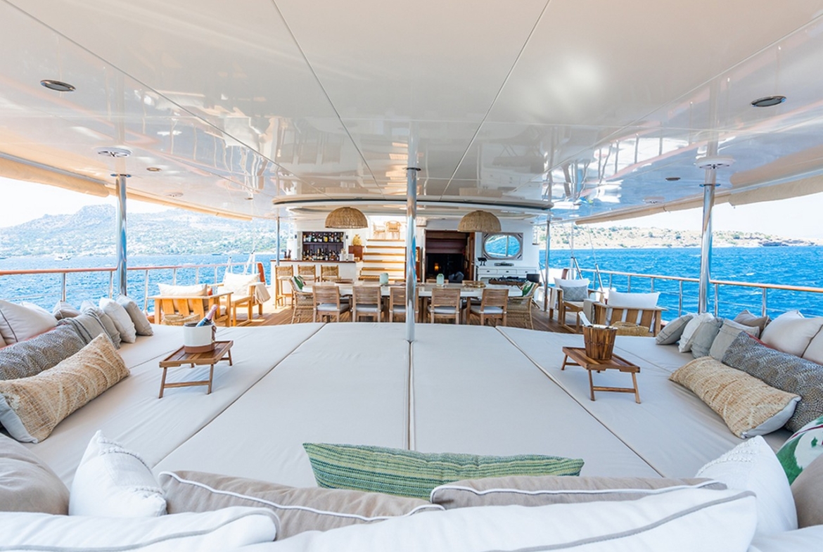 Яхта YAZZ предлагает незабываемый синий круиз по Турции и Греческим островам. 5 кают, 11 гостей, водные виды спорта и приватные маршруты для роскошного отдыха.