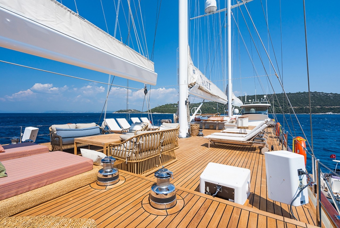 Яхта YAZZ предлагает незабываемый синий круиз по Турции и Греческим островам. 5 кают, 11 гостей, водные виды спорта и приватные маршруты для роскошного отдыха.