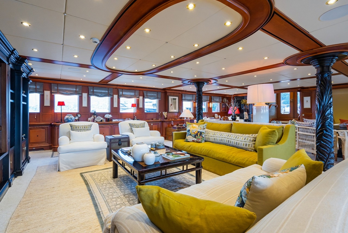 Яхта YAZZ предлагает незабываемый синий круиз по Турции и Греческим островам. 5 кают, 11 гостей, водные виды спорта и приватные маршруты для роскошного отдыха.