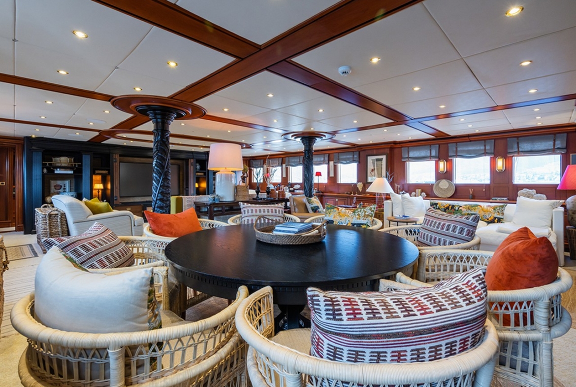 Яхта YAZZ предлагает незабываемый синий круиз по Турции и Греческим островам. 5 кают, 11 гостей, водные виды спорта и приватные маршруты для роскошного отдыха.