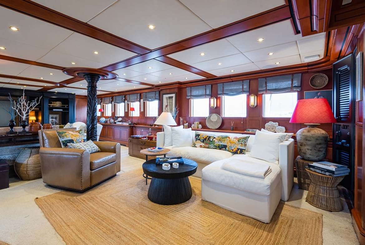 Яхта YAZZ предлагает незабываемый синий круиз по Турции и Греческим островам. 5 кают, 11 гостей, водные виды спорта и приватные маршруты для роскошного отдыха.