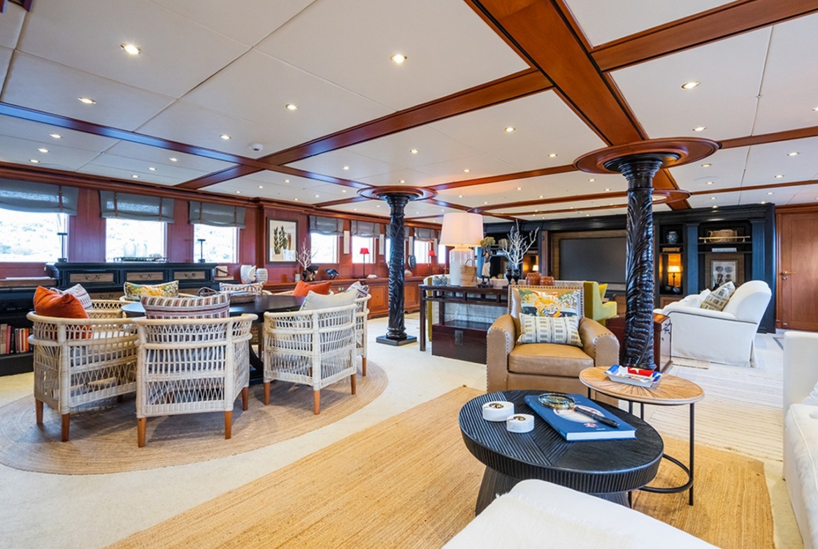 Яхта YAZZ предлагает незабываемый синий круиз по Турции и Греческим островам. 5 кают, 11 гостей, водные виды спорта и приватные маршруты для роскошного отдыха.