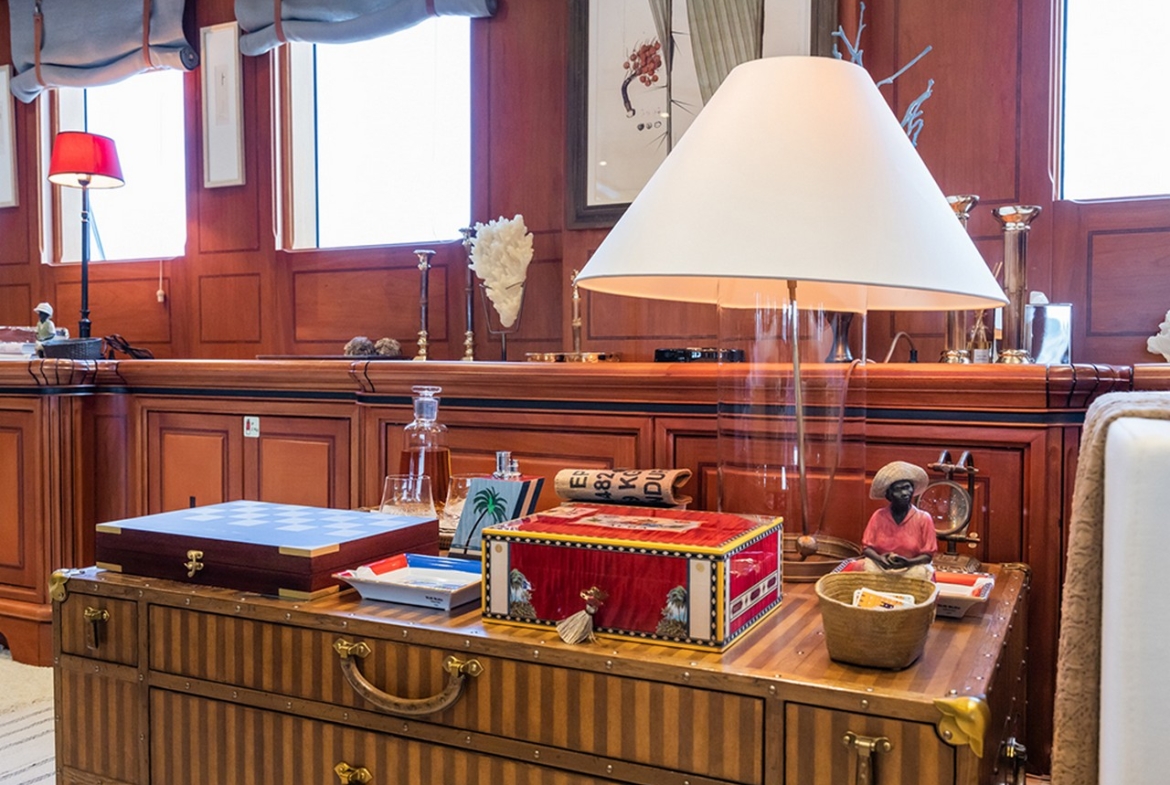 Яхта YAZZ предлагает незабываемый синий круиз по Турции и Греческим островам. 5 кают, 11 гостей, водные виды спорта и приватные маршруты для роскошного отдыха.