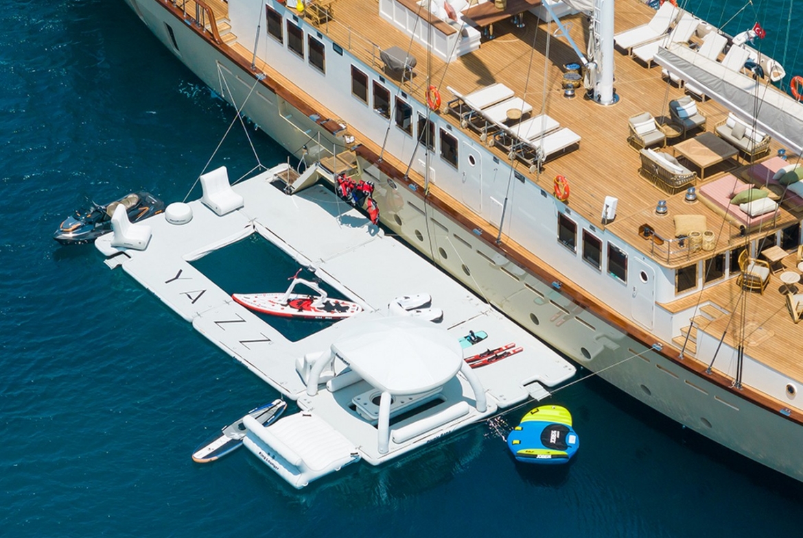 Яхта YAZZ предлагает незабываемый синий круиз по Турции и Греческим островам. 5 кают, 11 гостей, водные виды спорта и приватные маршруты для роскошного отдыха.