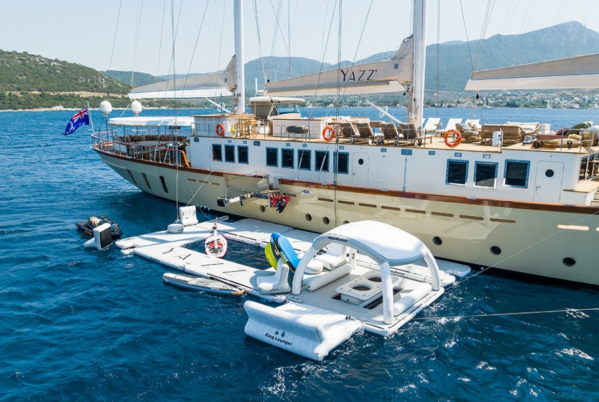 Яхта YAZZ предлагает незабываемый синий круиз по Турции и Греческим островам. 5 кают, 11 гостей, водные виды спорта и приватные маршруты для роскошного отдыха.