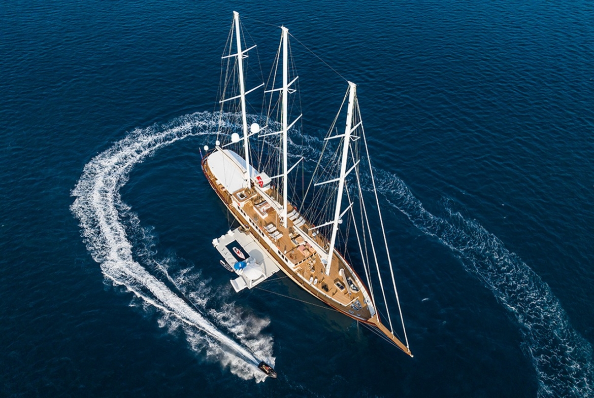 Яхта YAZZ предлагает незабываемый синий круиз по Турции и Греческим островам. 5 кают, 11 гостей, водные виды спорта и приватные маршруты для роскошного отдыха.