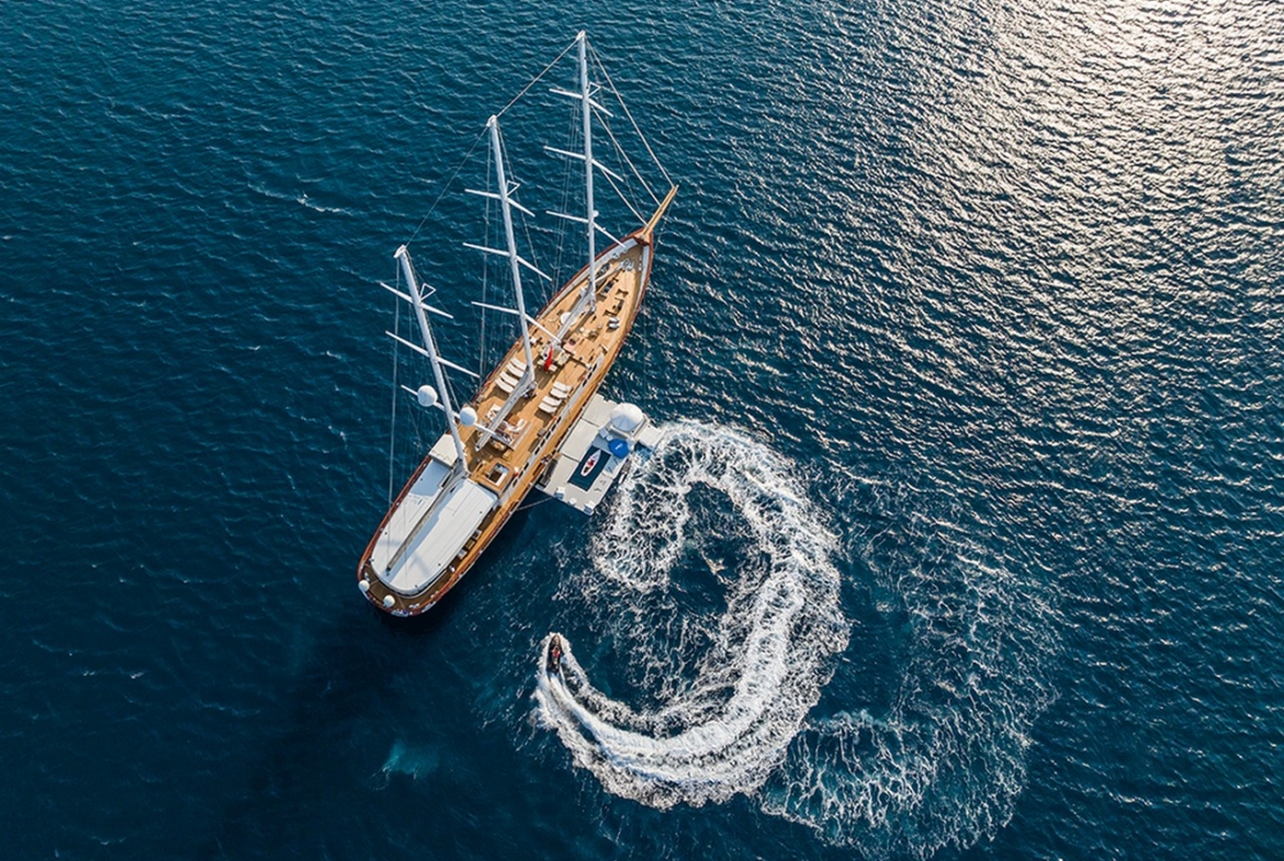 Яхта YAZZ предлагает незабываемый синий круиз по Турции и Греческим островам. 5 кают, 11 гостей, водные виды спорта и приватные маршруты для роскошного отдыха.