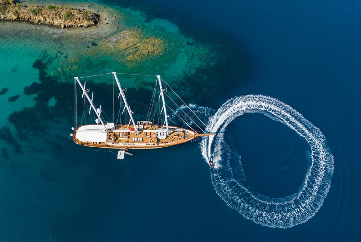 Яхта YAZZ предлагает незабываемый синий круиз по Турции и Греческим островам. 5 кают, 11 гостей, водные виды спорта и приватные маршруты для роскошного отдыха.