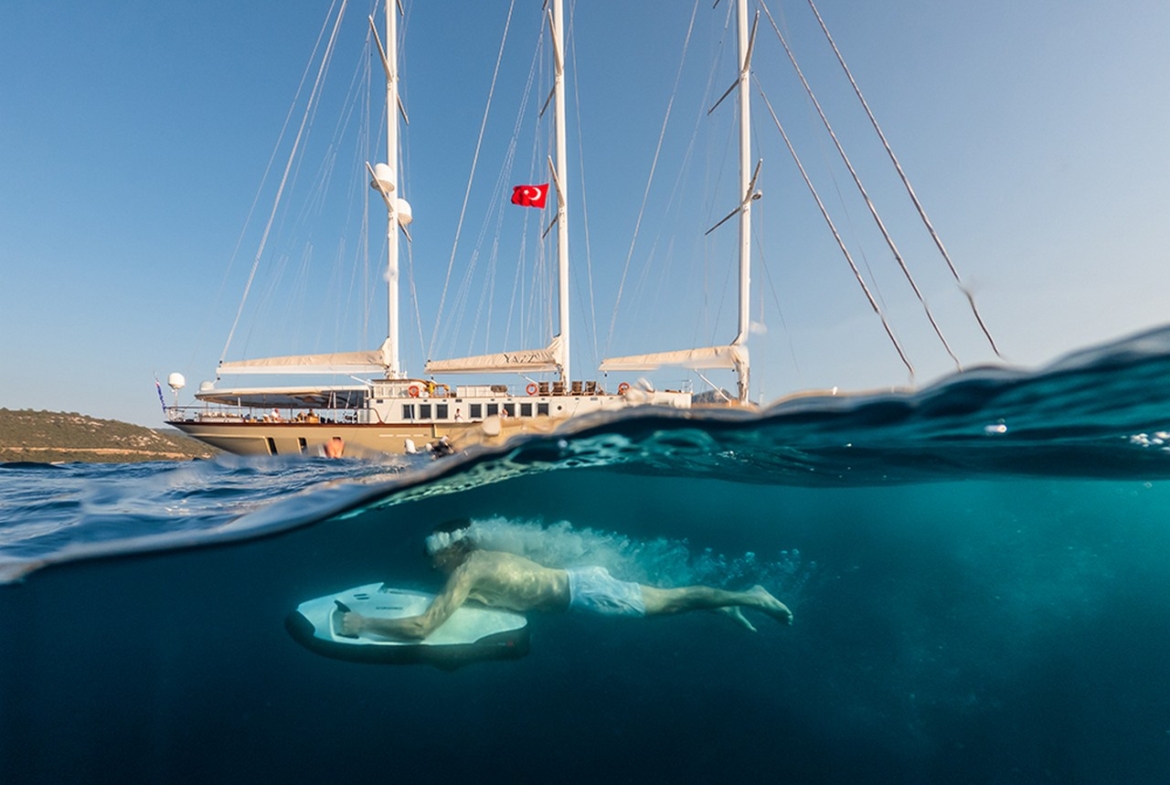 Яхта YAZZ предлагает незабываемый синий круиз по Турции и Греческим островам. 5 кают, 11 гостей, водные виды спорта и приватные маршруты для роскошного отдыха.