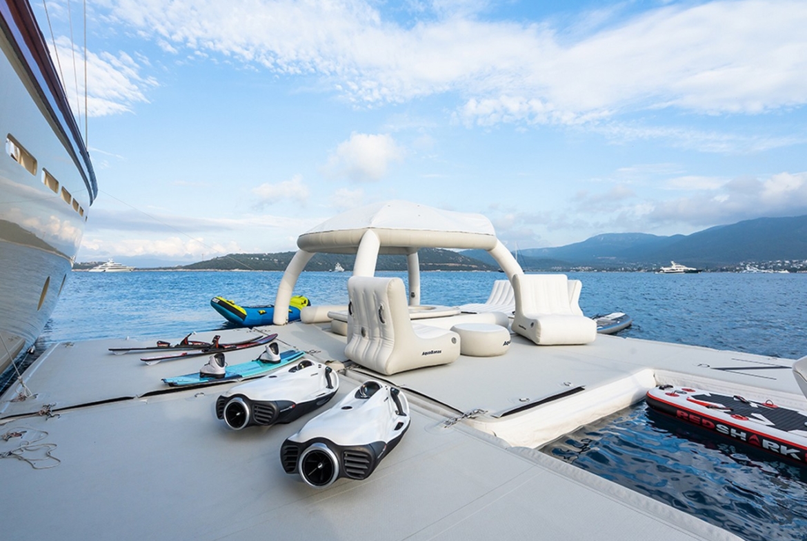 Яхта YAZZ предлагает незабываемый синий круиз по Турции и Греческим островам. 5 кают, 11 гостей, водные виды спорта и приватные маршруты для роскошного отдыха.