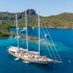 Яхта YAZZ предлагает незабываемый синий круиз по Турции и Греческим островам. 5 кают, 11 гостей, водные виды спорта и приватные маршруты для роскошного отдыха.