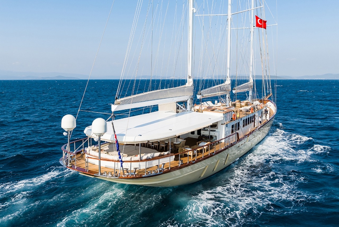Яхта YAZZ предлагает незабываемый синий круиз по Турции и Греческим островам. 5 кают, 11 гостей, водные виды спорта и приватные маршруты для роскошного отдыха.